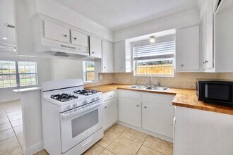 6200 Palm Cir in Austin, TX - Building Photo - Building Photo