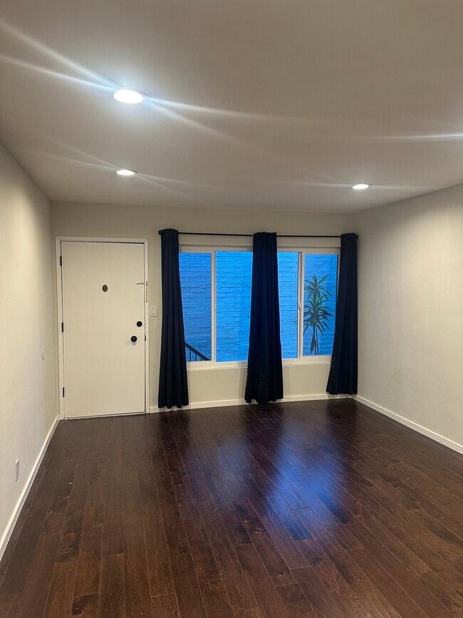 8231 De Longpre Ave in West Hollywood, CA - Foto de edificio - Building Photo