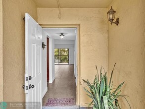 6475 W Oakland Park Blvd in Lauderhill, FL - Building Photo - Building Photo
