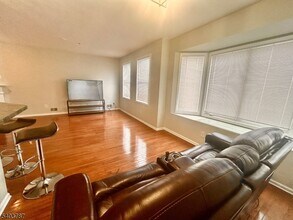 172 Winchester Ct in Clifton, NJ - Building Photo - Building Photo