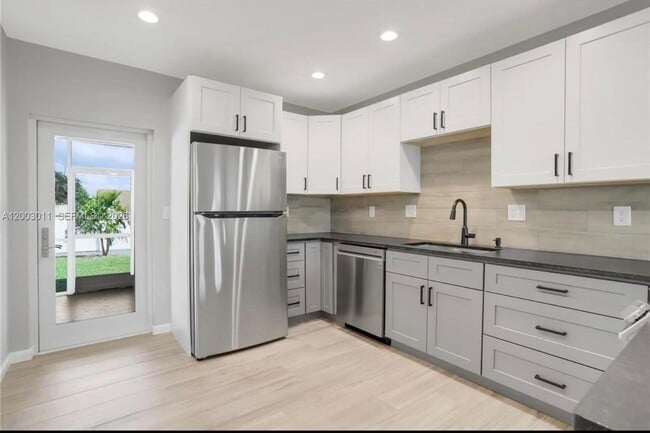 2550 N Diexe Hwy in Boca Raton, FL - Building Photo - Building Photo