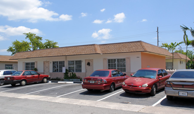 3950 NW 31st Ter in Lauderdale Lakes, FL - Building Photo - Building Photo