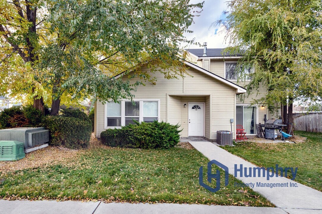 1450 W Bonneville Cir in Nampa, ID - Building Photo