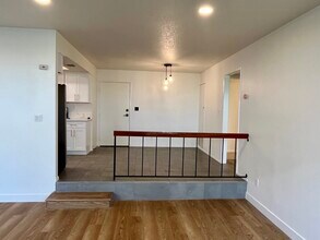 29105 Thousand Oaks Blvd in Agoura Hills, CA - Foto de edificio - Building Photo