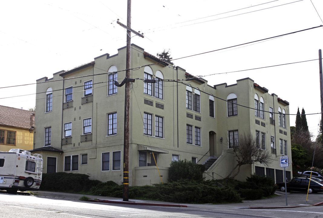 690 Montclair Ave in Oakland, CA - Building Photo