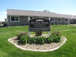 Old West Apartments in Fort Pierre, SD - Foto de edificio - Building Photo