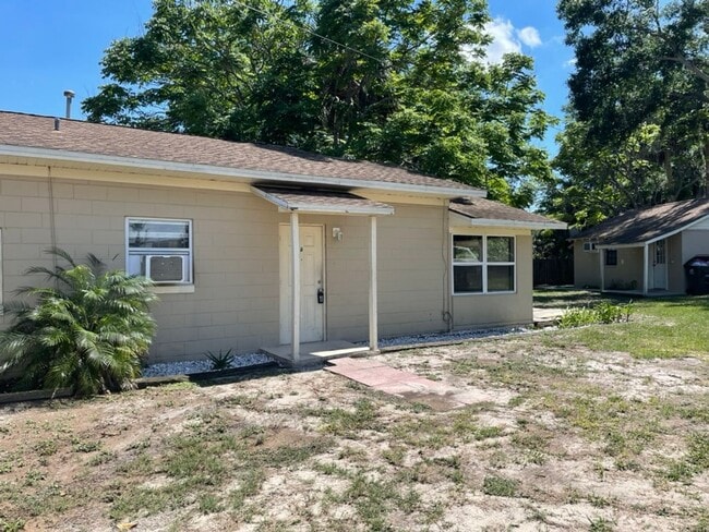 30 Lakeside Ave in Umatilla, FL - Building Photo - Building Photo