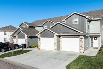 Oak Woods Townhomes in Spring Hill, KS - Building Photo - Building Photo