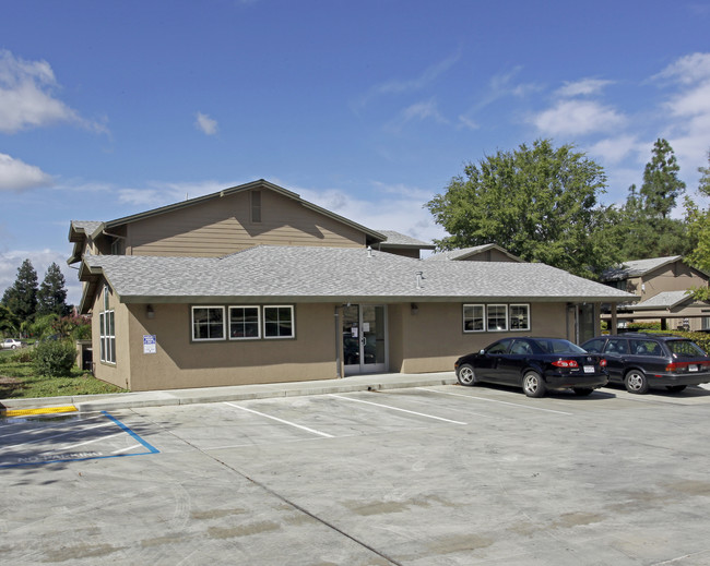 Almondwood Apartments in Davis, CA - Foto de edificio - Building Photo