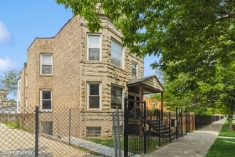 620 N Kedzie Ave in Chicago, IL - Building Photo - Building Photo