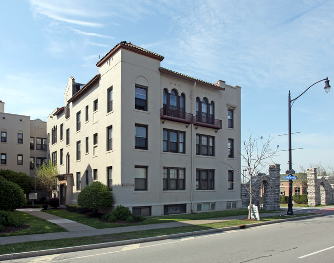 University Court Apartment in Buffalo, NY - Foto de edificio - Building Photo