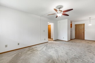 Hickman Hill Apartments HEAT & WATER INCLUDED in Clive, IA - Building Photo - Building Photo