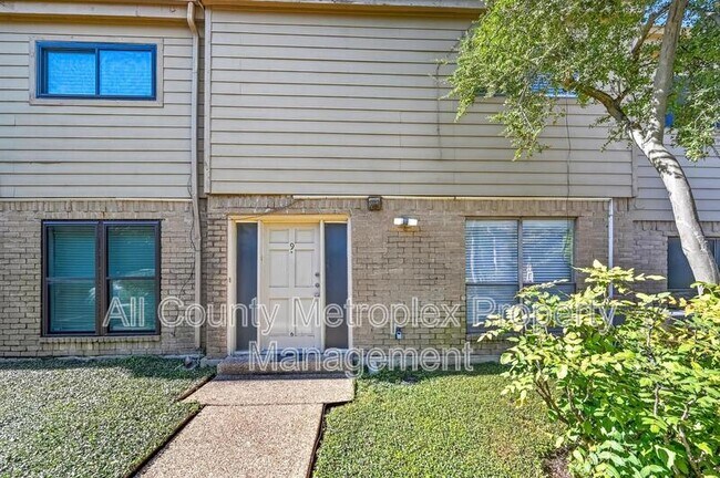7031 Holly Hill Dr in Dallas, TX - Foto de edificio - Building Photo