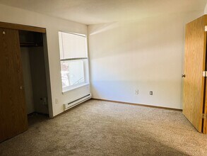 15370 Bangy Rd in Lake Oswego, OR - Building Photo - Building Photo