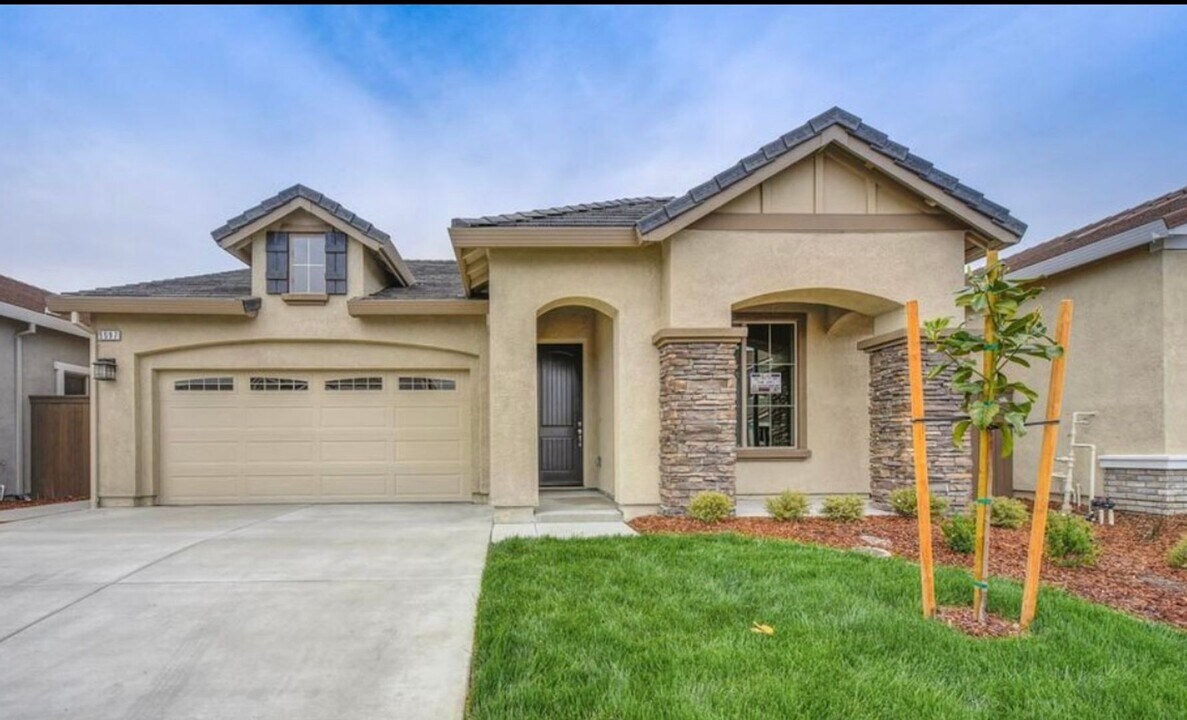 5597 Whisper Wind Way in Roseville, CA - Building Photo