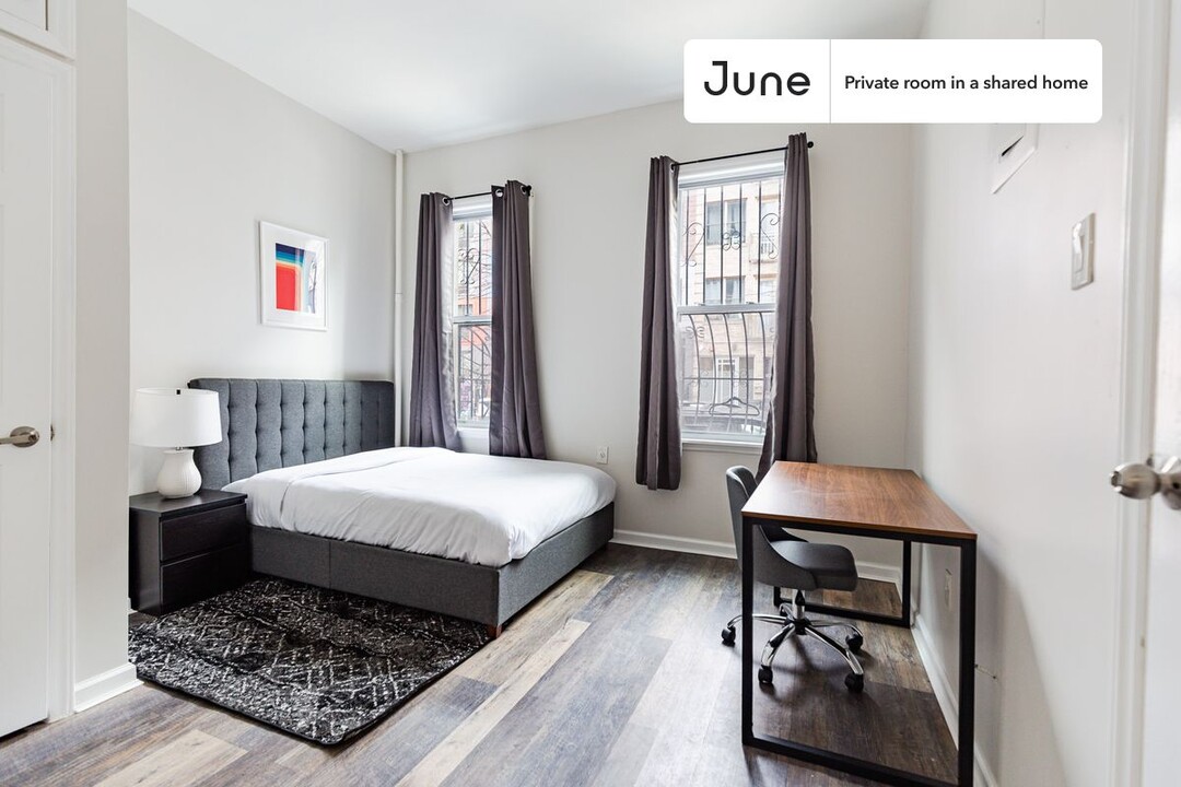 Private bedroom in 3 bed/1 bath Home in New York, NY - Building Photo