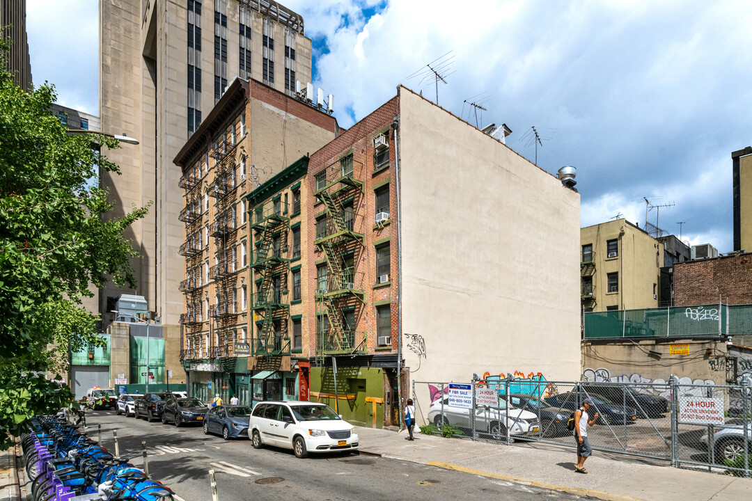 102 Bayard St in New York, NY - Building Photo