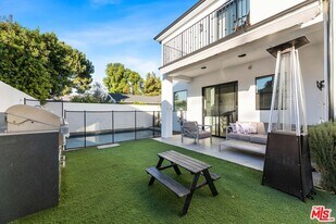 18903 Hatteras St in Los Angeles, CA - Building Photo