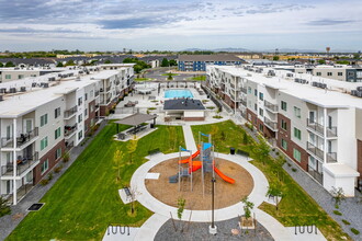 11 West Apartments & Townhomes in West Haven, UT - Foto de edificio - Building Photo