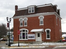 195 E Main St in Platteville, WI - Building Photo