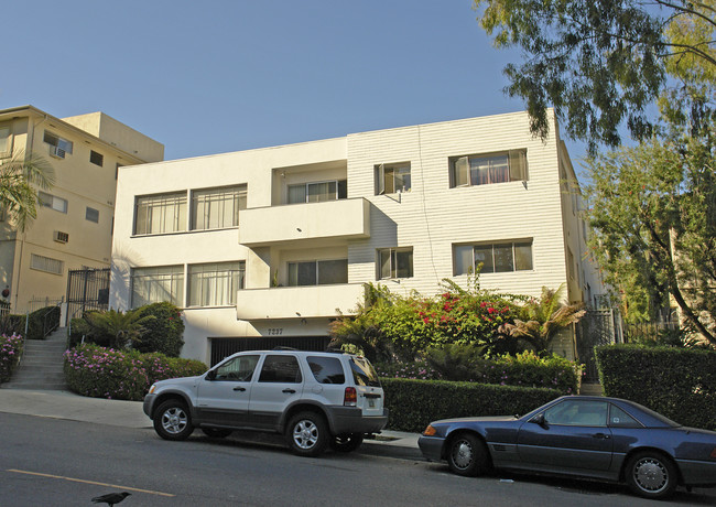 7237 Franklin Ave in Los Angeles, CA - Foto de edificio - Building Photo