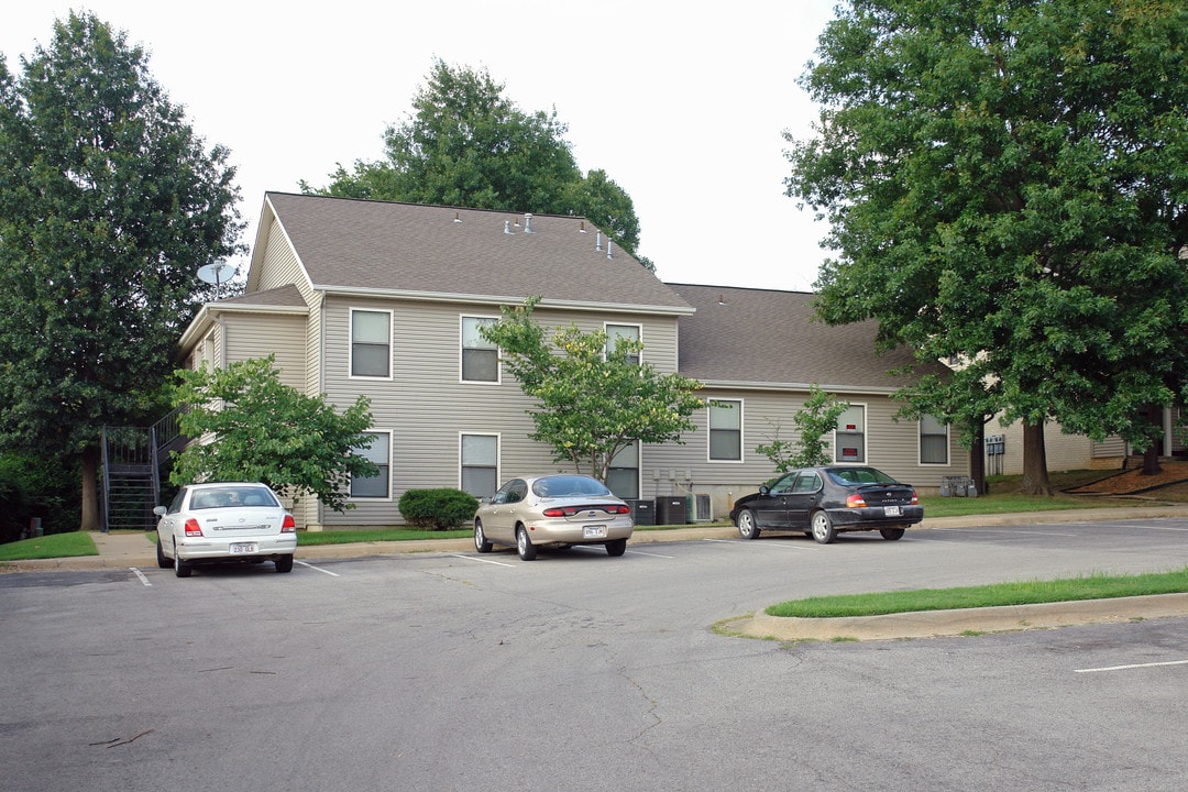 406 Fairway Cir in Springdale, AR - Foto de edificio