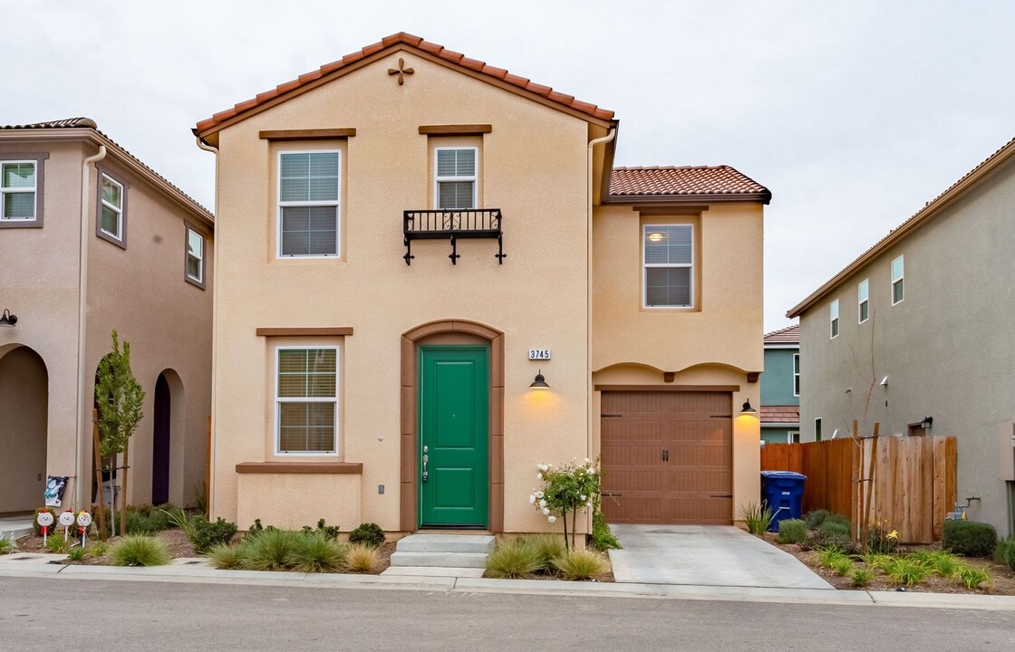 3745 Magnificent Way in Clovis, CA - Building Photo