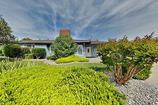 6830 Harmon Dr in Sacramento, CA - Building Photo