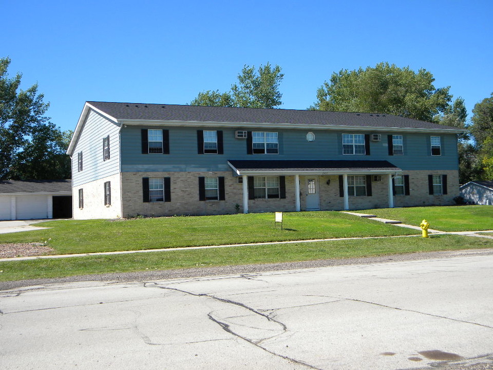 2022 Sylvan Way in West Bend, WI - Building Photo