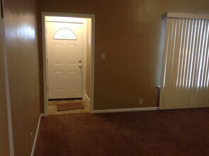 4027 E 52nd St, Unit Dn in Newburgh Heights, OH - Foto de edificio - Building Photo