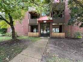 1350 Brook St in St. Charles, IL - Building Photo