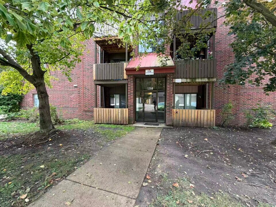 1350 Brook St in St. Charles, IL - Building Photo