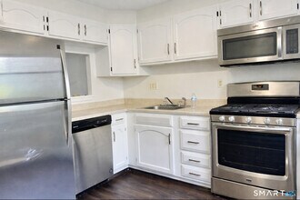 16 E Gate Ln in Hamden, CT - Building Photo - Building Photo