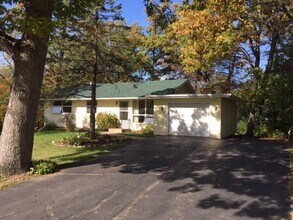 430 Waubun Dr in Fontana, WI - Building Photo - Building Photo
