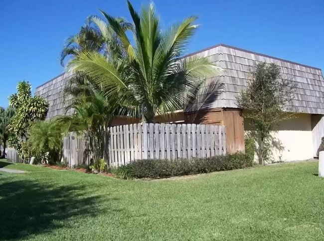 2391 Waterside Dr in Lake Worth, FL - Building Photo - Building Photo