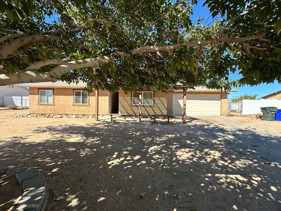 21058 Wisteria St in Apple Valley, CA - Building Photo