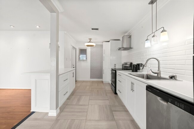 property at 2824 Briarhurst Dr