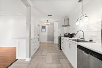 2824 Briarhurst Dr in Houston, TX - Foto de edificio - Building Photo