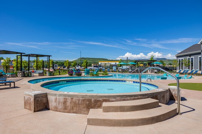 Clear Creek Crossing in Wheat Ridge, CO - Foto de edificio - Building Photo