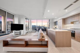 1401 Hunter St in North Vancouver, BC - Building Photo