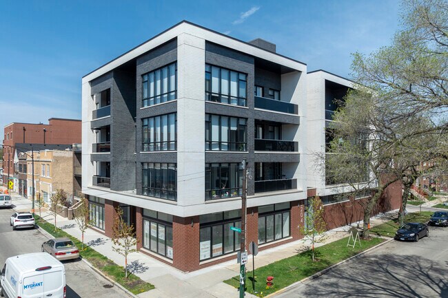 3702 W Belmont Ave in Chicago, IL - Foto de edificio - Building Photo