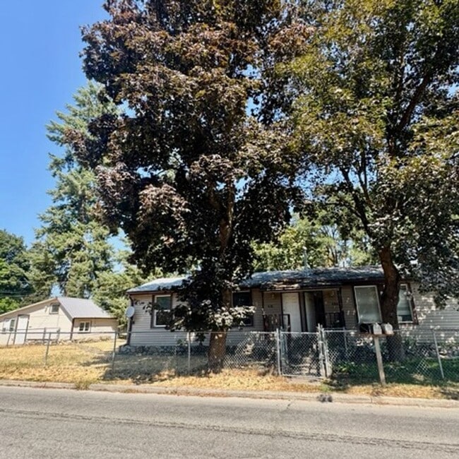 property at 1515-1519 E Elm Ave