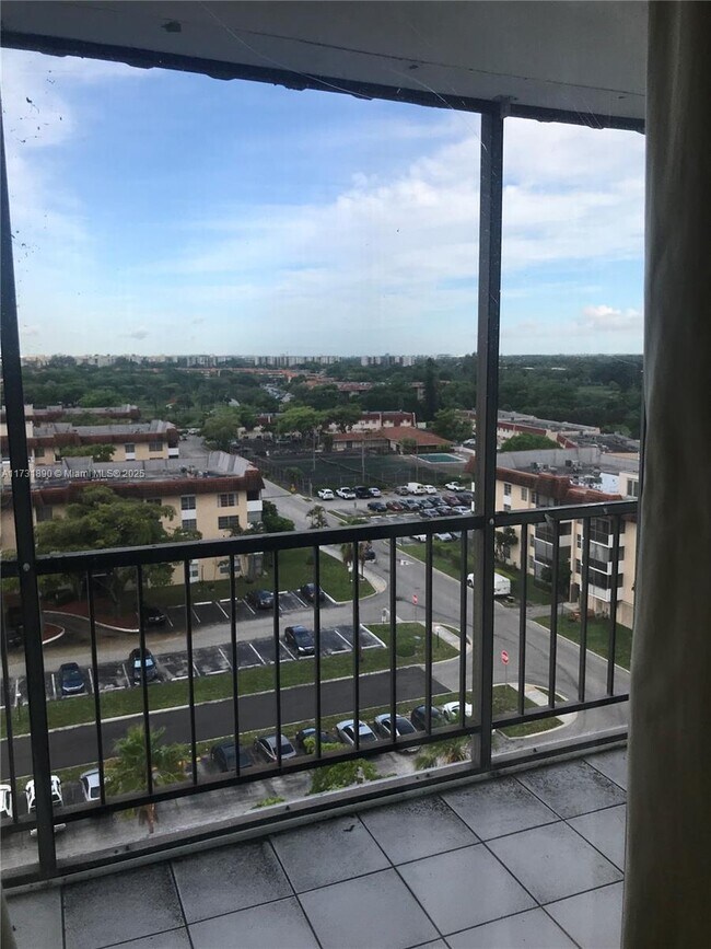 4174 Inverrary Dr in Lauderhill, FL - Foto de edificio - Building Photo