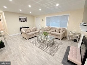 6910 Fern Pl in Annandale, VA - Foto de edificio - Building Photo