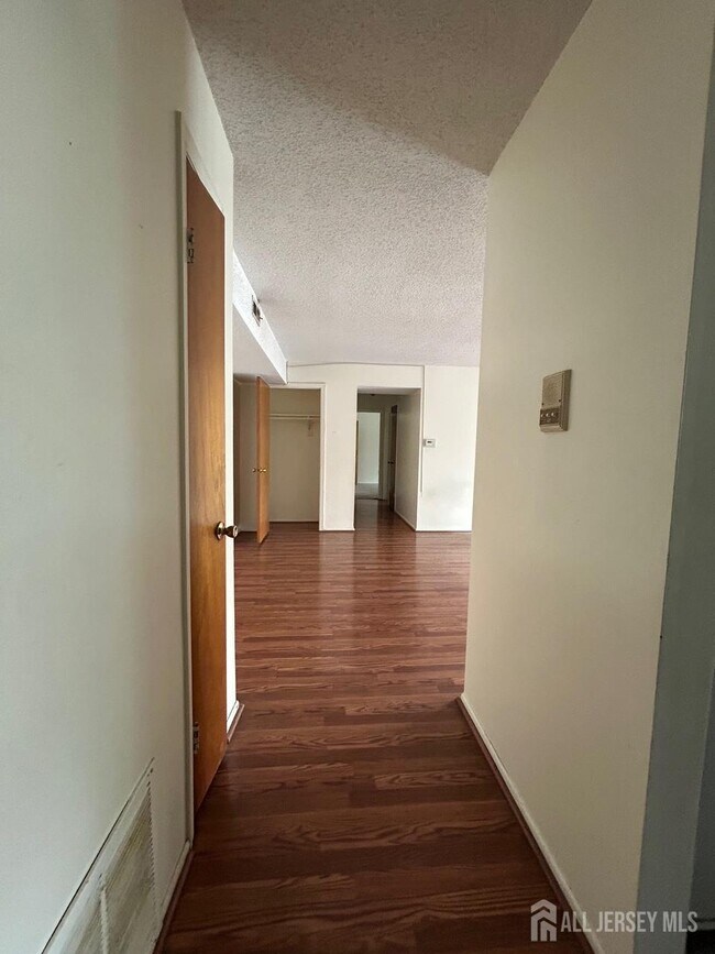 517 Edison Glen Terrace in Edison, NJ - Building Photo - Building Photo