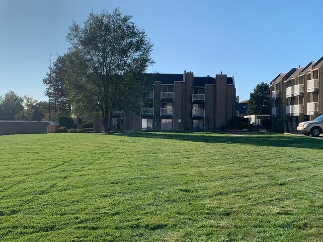 5676 Meadow Ln, Unit 132 in Ogden, UT - Foto de edificio - Building Photo