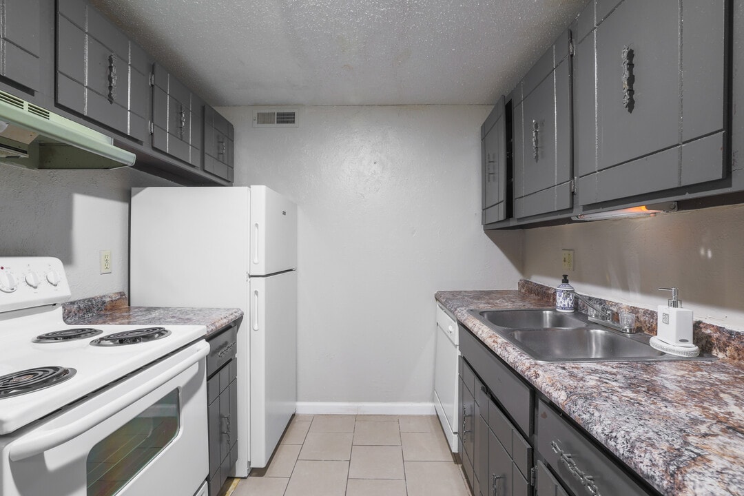 Village Park at Barclay Square in Wichita, KS - Building Photo