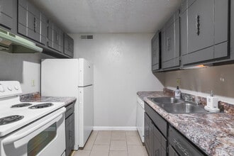 Village Park at Barclay Square in Wichita, KS - Foto de edificio - Building Photo