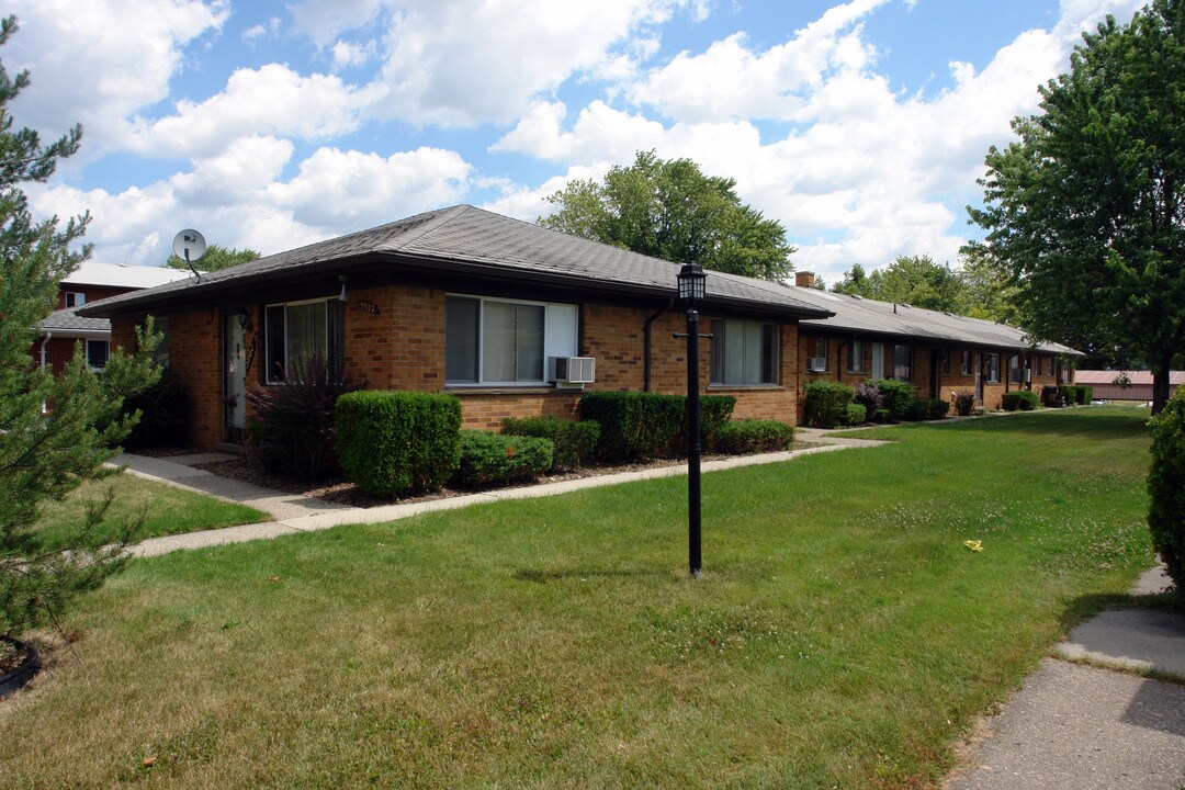 Cranbrook Villa in Royal Oak, MI - Building Photo