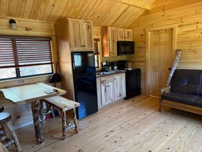 2566 Downings Creek Rd in Hayesville, NC - Foto de edificio - Building Photo